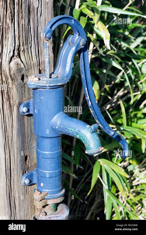 Bleu à l ancienne pompe à eau en fonte avec poignée pour pomper le