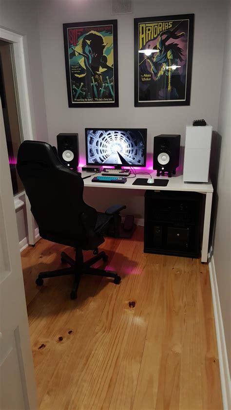 And white texture is king the bottom of the game world to. Small room battlestation | Room setup, Game room design ...