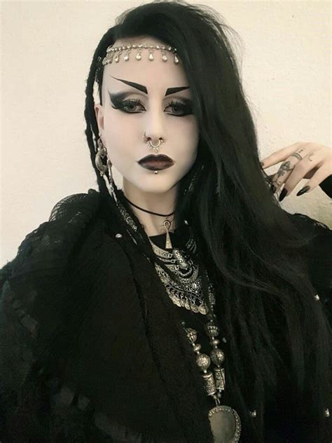 Trad Goth Style Makeup Gothic Hairstyles Goth Women Gothic People