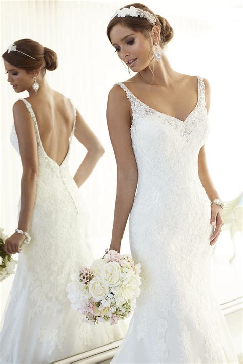 This lace dress with ball gown design is very lovely and eyes catching. Essense of Australia Wedding Dresses - MODwedding