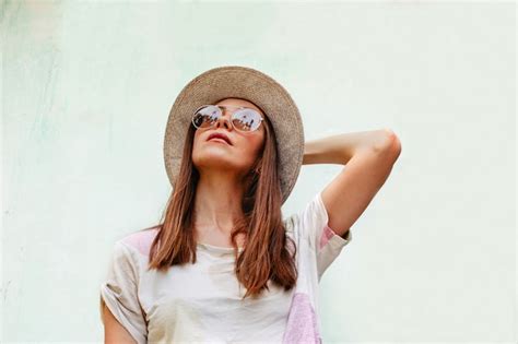 Premium Photo Woman In Hat And Sunglasses Looking Up