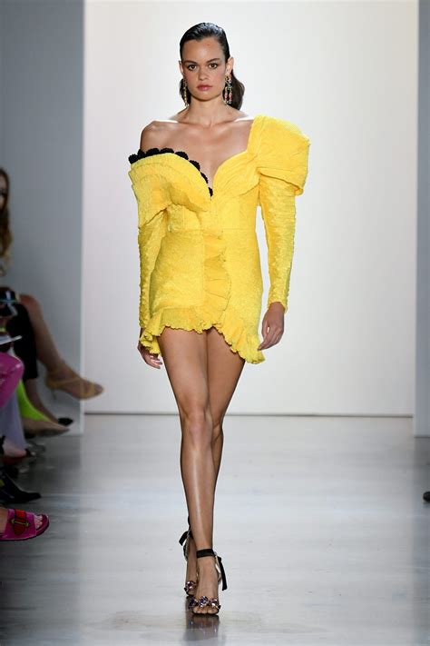 Looks Raisavanessa Runway Outfits Fashion Yellow Maxi Dress