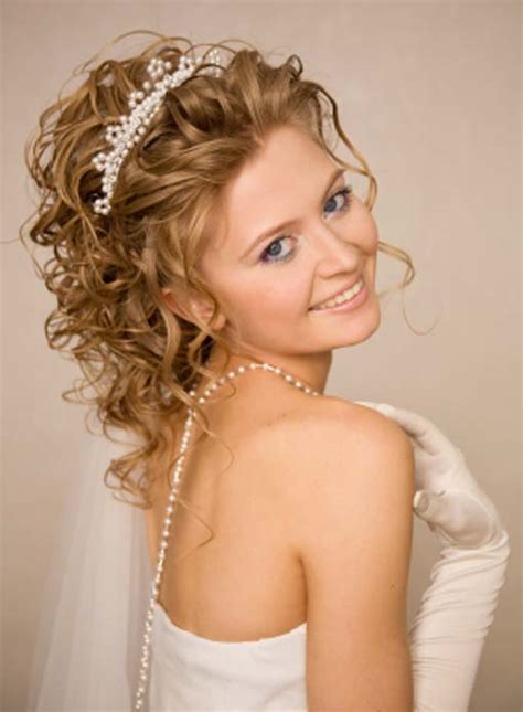 Consequently, curly hairstyles for wedding give you the privilege of showcasing your fashion sense. Свадебные прически на средние волосы: 25 фото - Подбор ...
