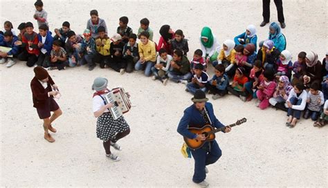 Clowns Without Borders Entertain Syrian Refugee Children Foto En