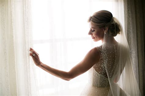 10 Bridal Poses For Wedding Photographers
