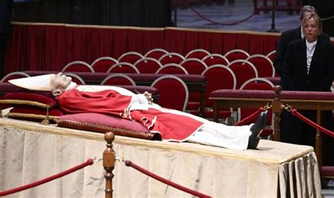 pope benedict xvi lying in state thousands flock to vatican city world news uk
