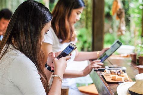 Kebanyakan supporter bola itu cenderung anak muda yang masih gampang galau terhadap urusan permainan, kawan maupun cinta. Bahaya FoMO buat Anak Muda Sulit Berkarya?