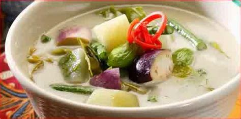 Sayur lodeh is an indonesian vegetable soup prepared from vegetables in coconut milk popular in indonesia, but most often associated with javanese cuisine. Resep Sayur Lodeh Enak | Resep Masakan Indonesia