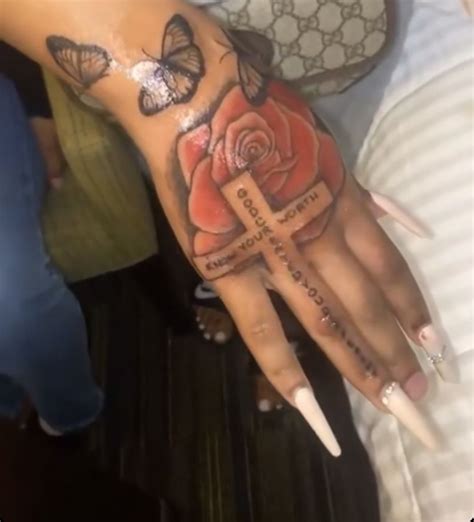 Hand Tattoo😻 In 2021 Cute Hand Tattoos Pretty Hand Tattoos Hand