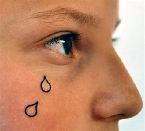 Tatuagem De Gota No Rosto