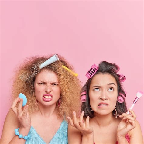 화가 난 두 여성이 서둘러 파티 준비를 하는 세로 사진은 화장 도구를 사용하여 화장을 하고 웃는 얼굴은 위의 복사 공간이 있는