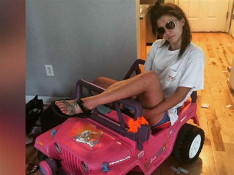 Tara Monroe Uses Barbie Jeep To Get Around After Dwi Video Canada Journal News Of The World