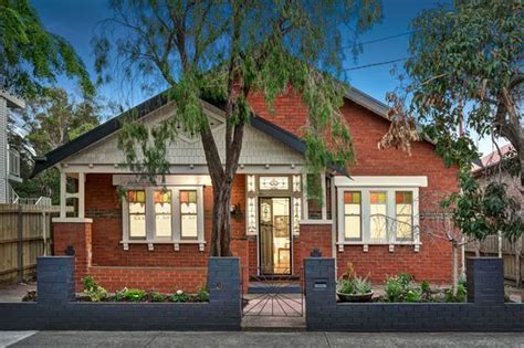 Didesain unik dengan perpaduan warna kayu dan bata hitam sebagai pemisah rumah. Desain Rumah Batu Bata - 35 Gambar Rumah Batu Bata yang Keren