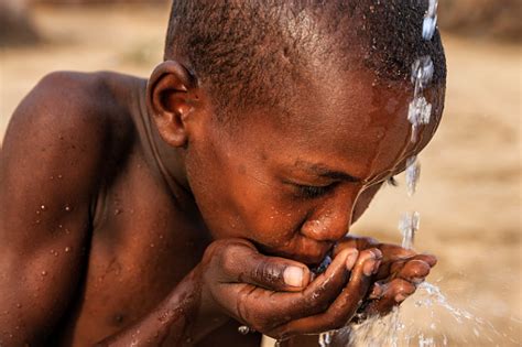 Niño Africano Bebiendo Agua