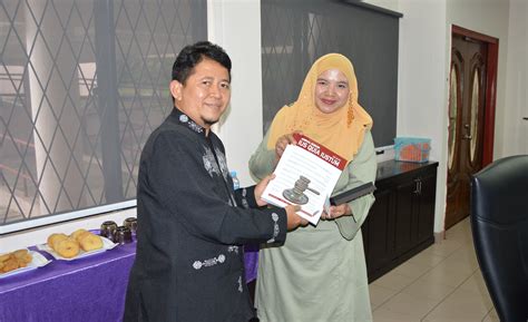 Menghindari multitafsir ketentuan larangan mendistribusikan. Lawatan Universitas Islam Indonesia ke Fakulti Undang ...