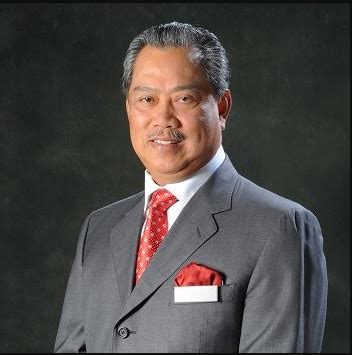 In this malay name, there is no family name. Biodata Perdana Menteri Ke 8 Tan Sri Muhyiddin Yassin
