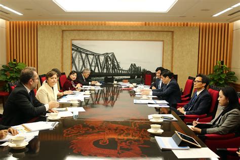 Những hình ảnh phó thủ tướng đi bão được truyền tay nhanh chóng trên mạng xã hội, làm giới trẻ nức lòng. .: VGP News :. | Phó Thủ tướng Vũ Đức Đam nghe báo cáo về ...