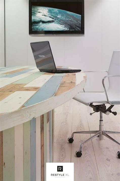 Bekijk meer ideeën over kast, woonideeën, bureau onder trap. Een tafel van sloophout geeft een kantoor direct meer sfeer! #restylexl #sloophout #tafel # ...