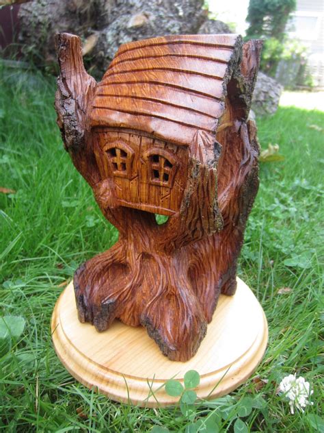 Ales the woodcarver: House in a tree - all round carving