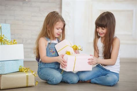 Untuk mendapatkan beberapa idea hadiah yang unik untuk kakak, artikel ini memunculkan beberapa idea hadiah menarik dan berharga untuk kakak perempuan. 8+ Inspirasi Kado Untuk Adik Perempuan Yang Masih Kecil (2018)
