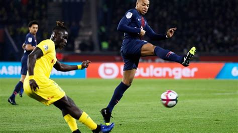 Born in the capital in 1998 and raised in a sporting family in the parisian suburb of bondy, kylian mbappé first joined the french national football . Mbappé beste voetballer van Frankrijk | RTL Nieuws