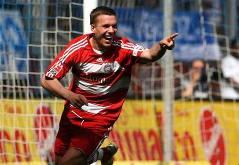 Vereinsidol lukas podolski hat eine rückkehr als profi zu seinem heftig kriselnden herzensclub 1. Uli Hoeneß: Lukas Podolski beim FC Bayern München falsch ...