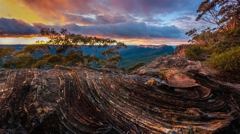 Mount Solitary - Bing Wallpaper Download