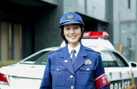 警視庁で働く女性警察官 先輩の声 平成31年度警視庁採用サイト 女性警察官 女性 ミリタリー 女性