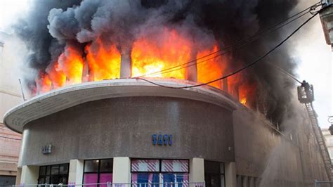 Un violent incendie a éclaté dans un immeuble en partie squatté à marseille, dans la matinée de ce samedi 17 juillet. Marseille. Violent incendie au magasin TATI de la rue de ...