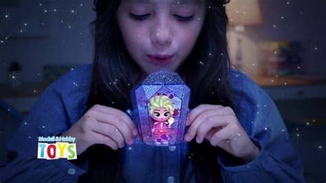 Arendelle népe boldog új királynőjük gondos uralkodása alatt, de elzát egyre jobban foglalkoztatja, hogy honnan eredhet a mágikus ereje. Disney hercegnők Jégvarázs 2: Suttogj és világít! Mini ...