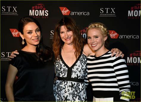 Photo Pregnant Mila Kunis Kristen Bell Bad Moms Premiere Photo