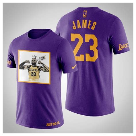 Hier biete ich ein neues und ungetragenes trikot der #nba mannschaft la #lakers in der größe l an. Los Angeles Lakers LeBron James # 23 Lila Kunstdruck Krone ...