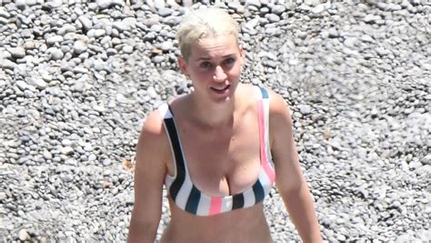 Katy Perry Wears A Striped Bikini At The Beach In Italy Bikini Katy