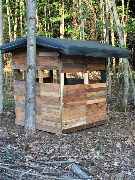 Pallet board hunting blind with old hot tub cover | Homemade deer