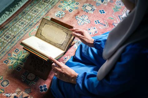 Download Premium Image Of Muslim Woman Reading From The Quran 425956 ในปี 2020