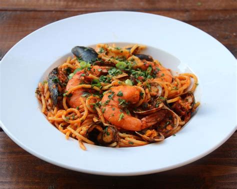 Recette en vidéo de l'atelier des chefs une recette où la saveur des fruits de mer (crevettes, moules, coques) sublime les spaghetti au blé complet. Recette de spaghetti aux fruits de mer façon Latino, ou ...