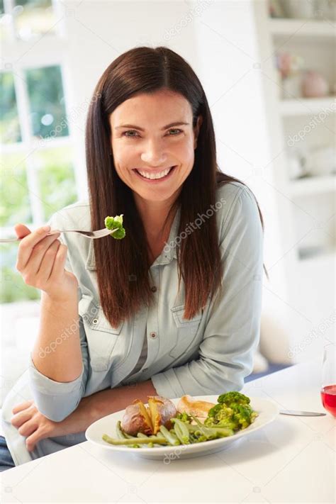 Mujer Comiendo Comida Saludable Fotografía De Stock © Monkeybusiness