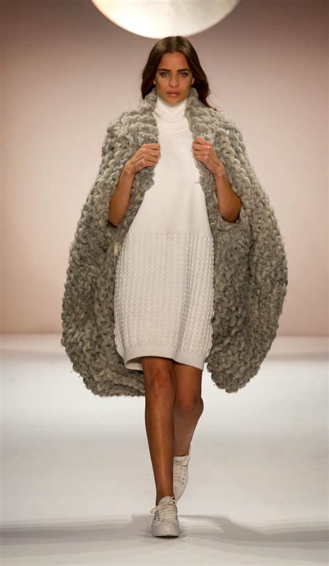 Tragen sie den bh, den sie mit dem kleid tragen werden, und ziehen sie das maßband über die vollste stelle der brust. The Future of Fashion, FIT 2015 Knitwear | Kleidung, Schön ...