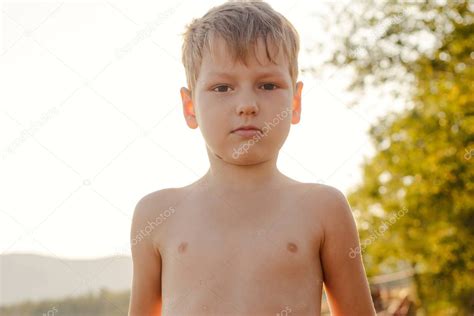 Retrato De Un Niño Desnudo De Cinco Años En El Pecho Al Aire Libre 2023