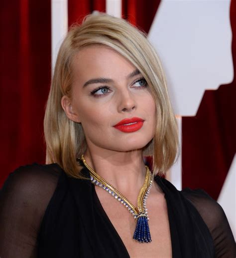 Margot Robbie Debuts Short Bob At The Oscars 2015