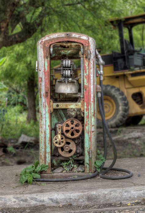 Old Petrol Pump Hdr Creme