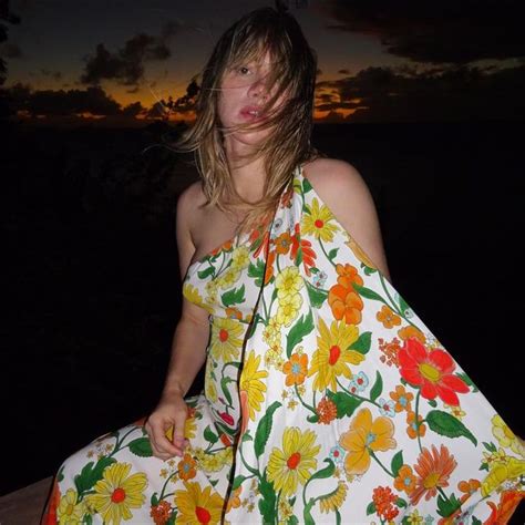 Suki Waterhouse Rocks A Tiny String Bikini On Tropical Babymoon