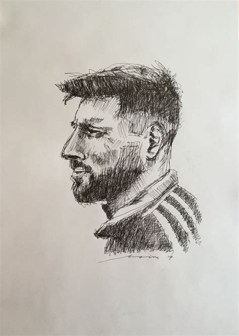Van messi ретвитнул(а) jesus ⚡️. 2019-08-10 Lionel Messi by Toine de Jong | Voetbal tekenen, Potloodtekeningen, Schets