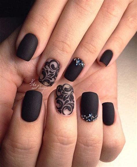 Estas uñas de porcelana negras son tan elegantes como atractivas. 10 diseños de uñas negras que debes usar porque se ven increíbles | Mujer de 10