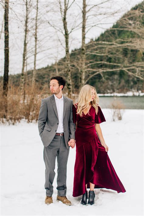 Holiday Engagement Session In The Snow Engagement Picture Outfits