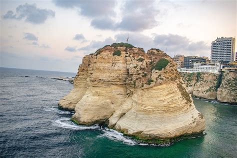 Rouche Símbolo Da Capital Do Líbano Beirute Pigeon Rocks Foto Premium