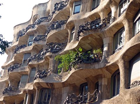 ≡ Must See Gaudi Buildings Brain Berries