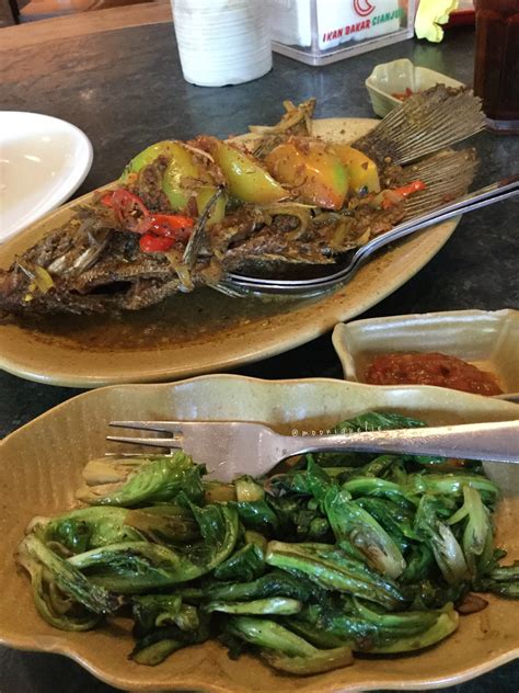 Restoran ikan bakar cianjur jago banget mengolah semua makanan yang disajikan jadi sedap dan. Ikan Bakar Bojo : Cara Termudah Untuk Mengolah Bumbu Ikan ...