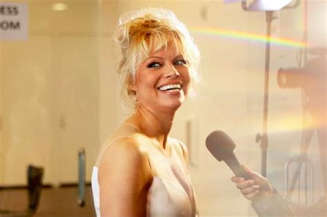 Pamela Anderson posa nua para revista aos 55 anos após abrir vida em