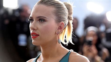 scarlett johansson joins mark ruffalo and others against “sexist” hfpa usa newshour